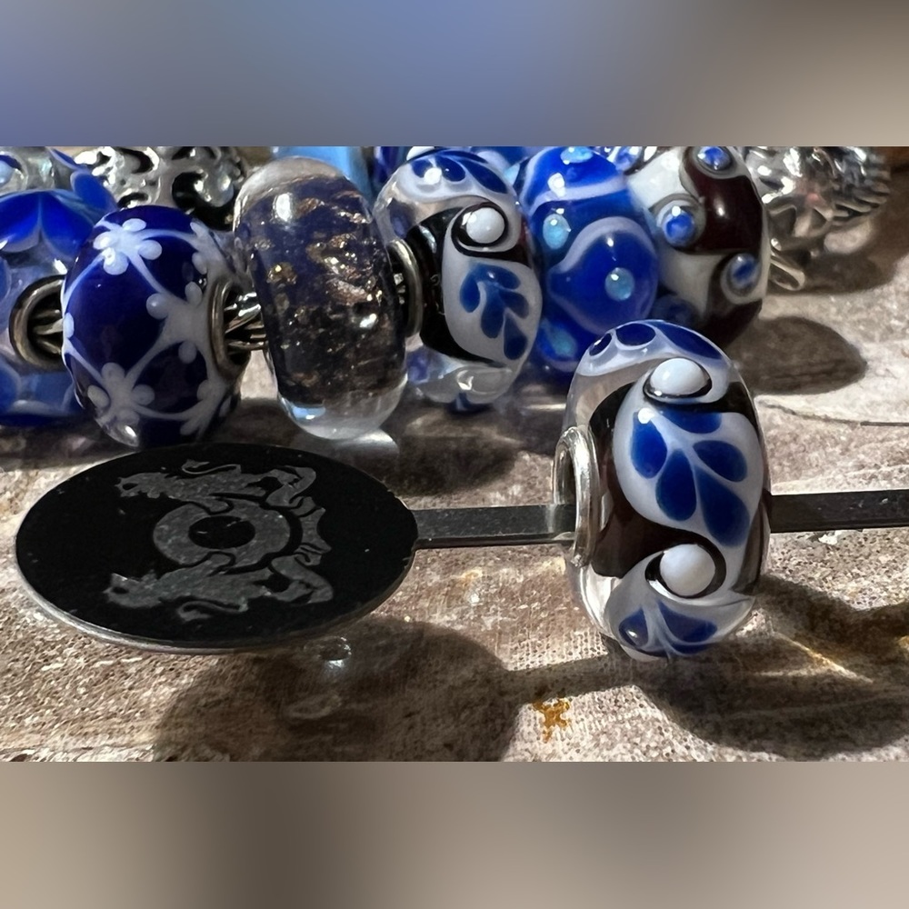 Authentic Trollbeads Glass Bead- Summer Petals in blue white black background